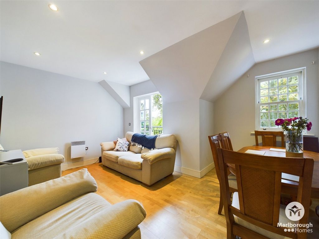 Property photo 2 of 14 Loughton Ig10