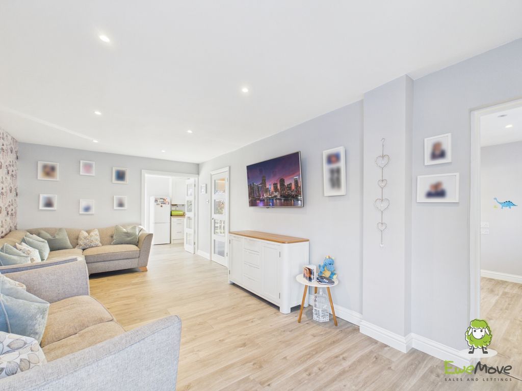 Property photo 3 of 22 Ewemove Estate Agents Basingstoke - Teal Crescent