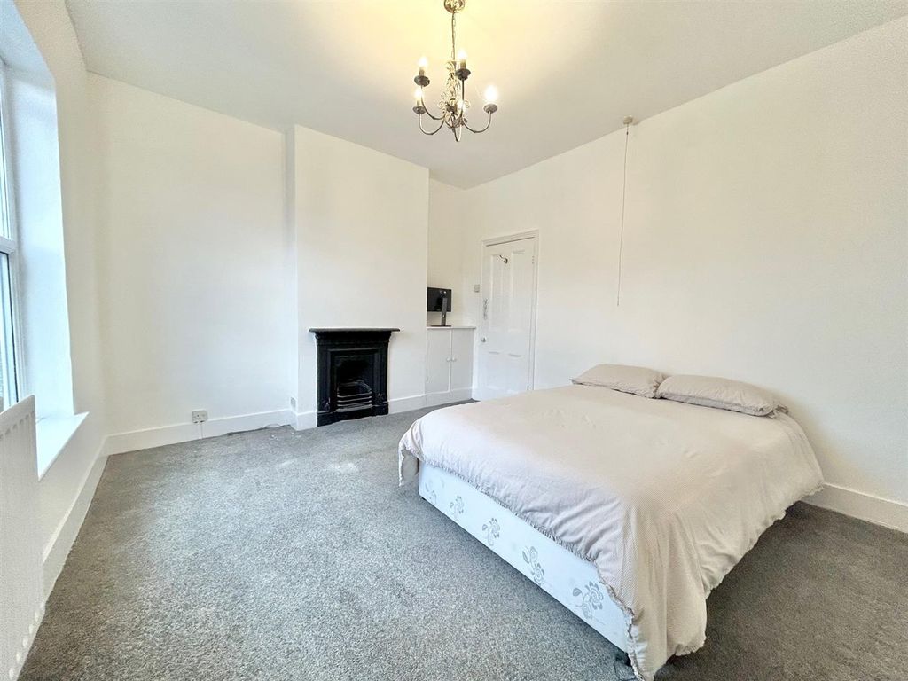 Property photo 2 of 9 Bed 1.Jpg