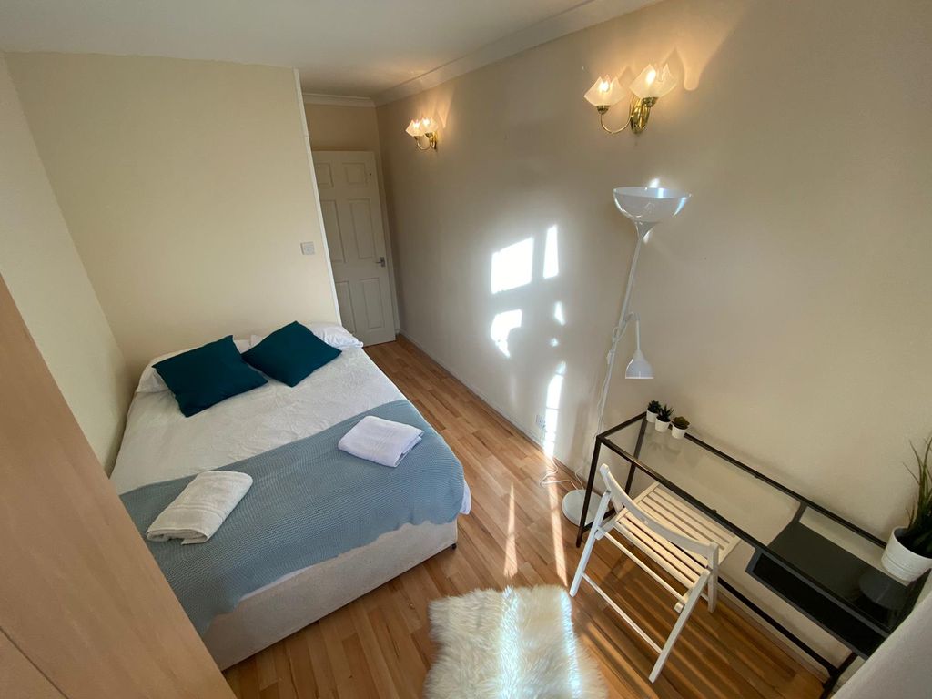 Property photo 3 of 14 Room 1- £880 Available 12/09/2025