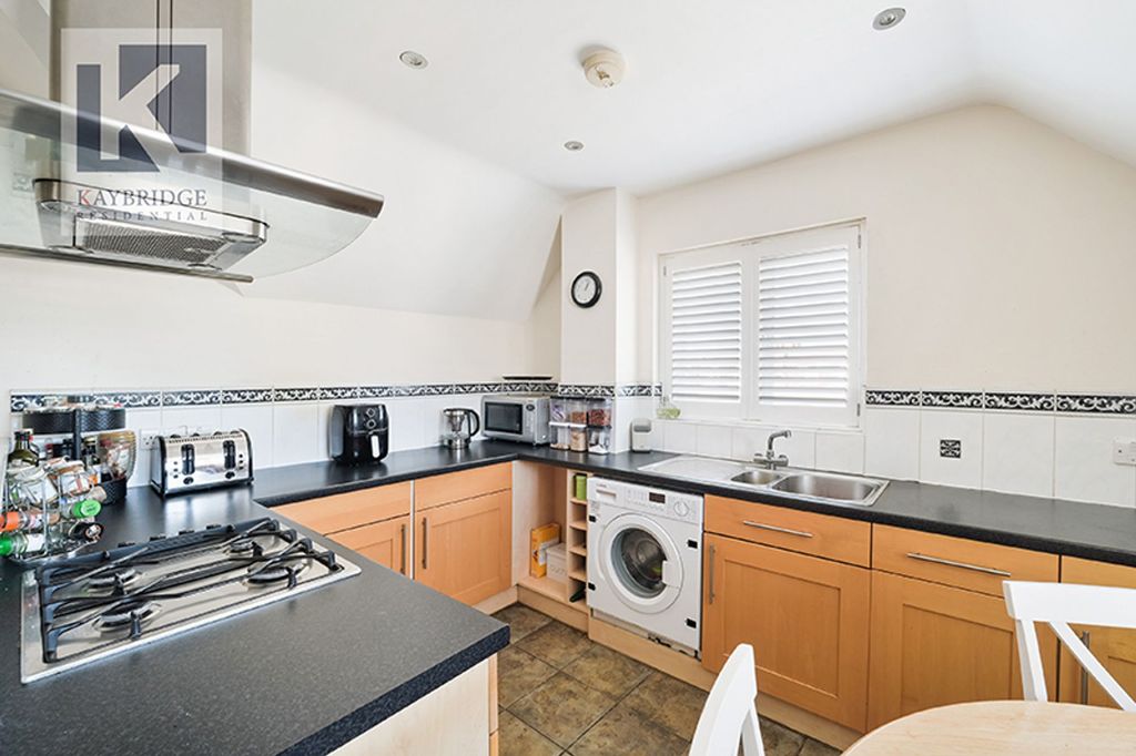 Property photo 2 of 12 East Street - Kt17 1Er