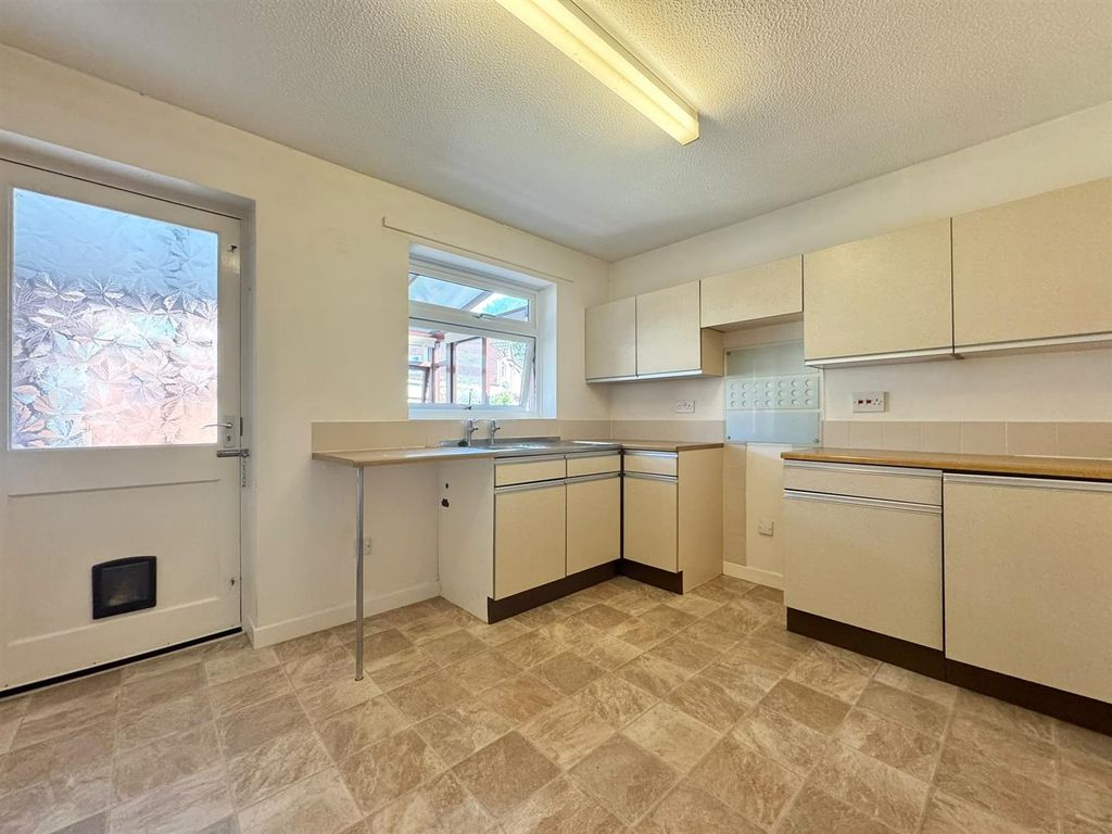 Property photo 3 of 10 Kitchen