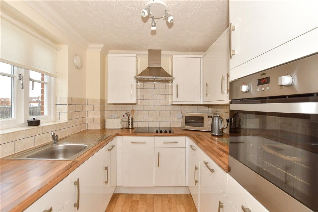 Property photo 3 of 10 Kitchen