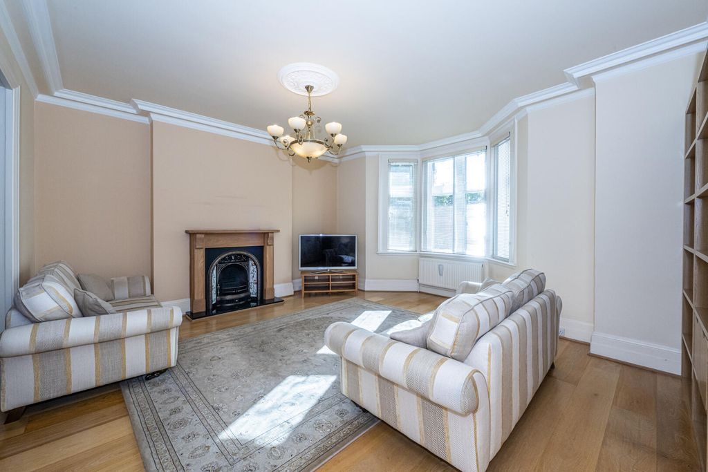 Property photo 1 of 11 Living Room