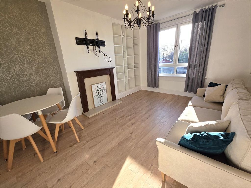 Property photo 2 of 16 Lounge