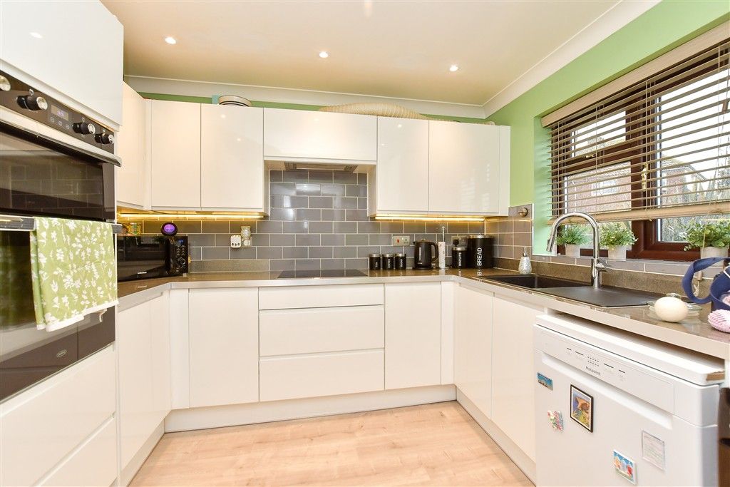 Property photo 2 of 11 Kitchen