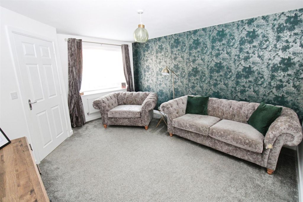 Property photo 2 of 17 Lounge