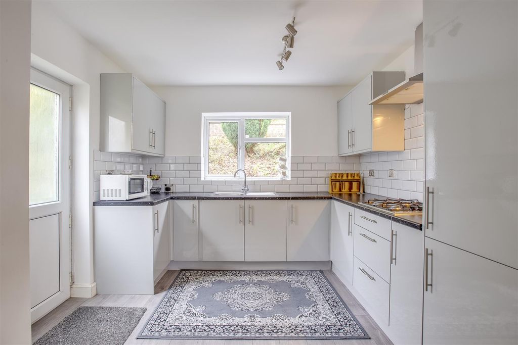 Property photo 2 of 14 35 Dean Close, Hp12 3Ns-5.Jpg