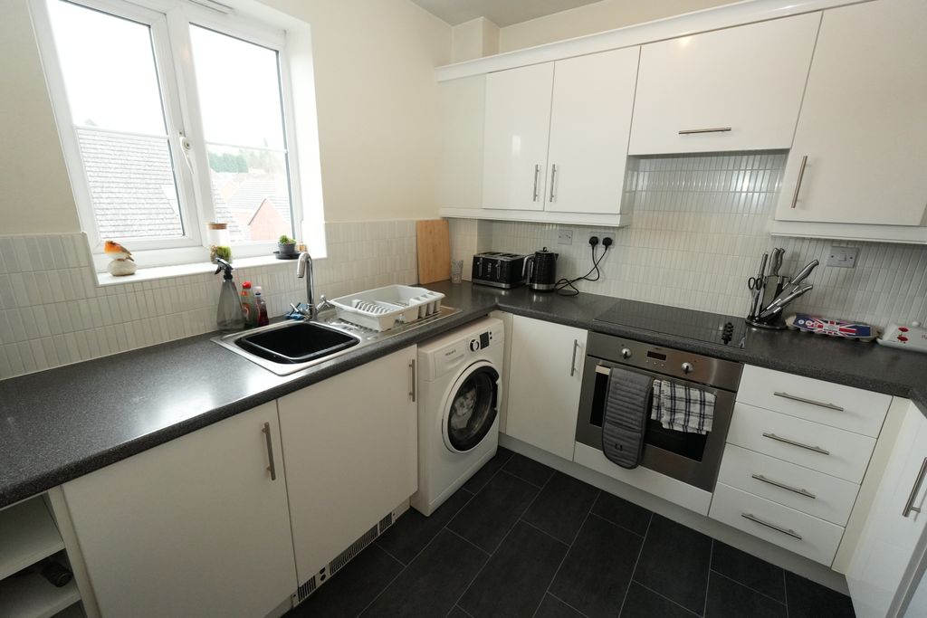 Property photo 3 of 11 Kitchen