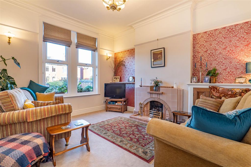 Property photo 2 of 35 Lounge