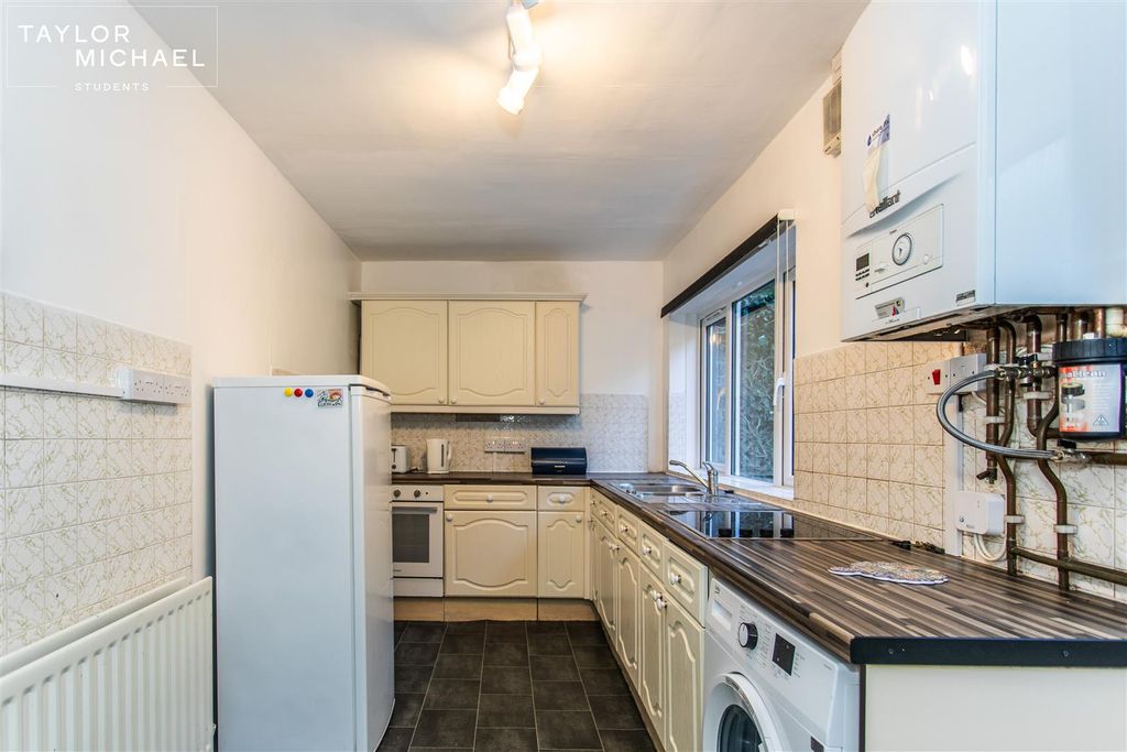 Property photo 2 of 20 Kitchen