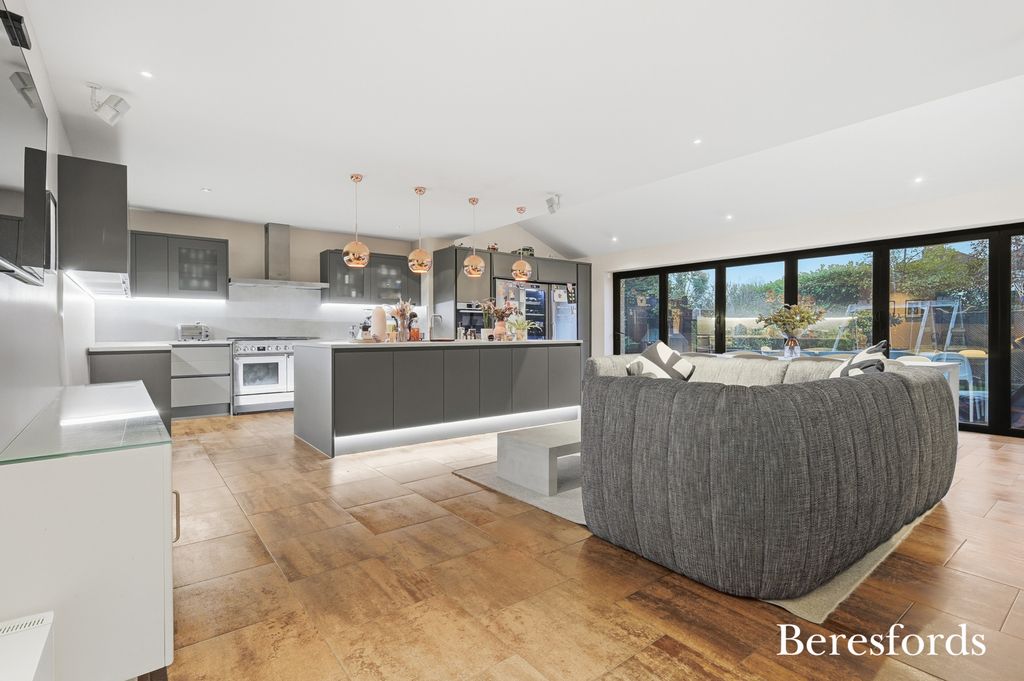 Property photo 2 of 21 Picture No. 28