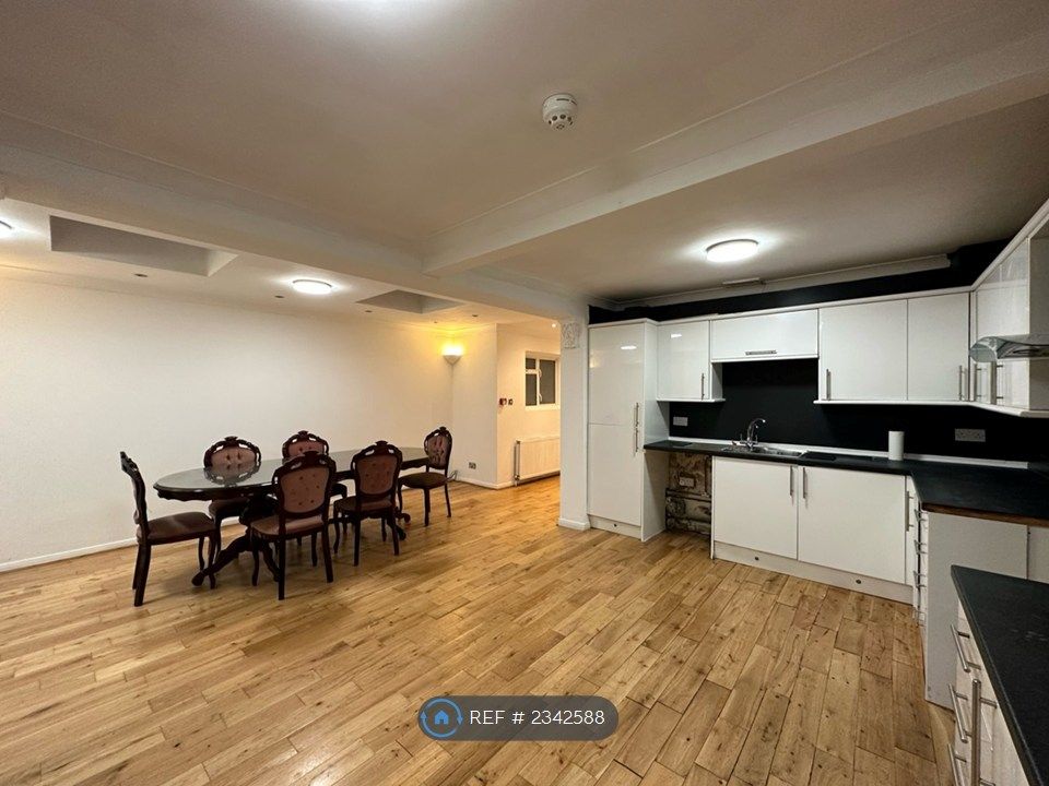 Property photo 1 of 4 Kitchen