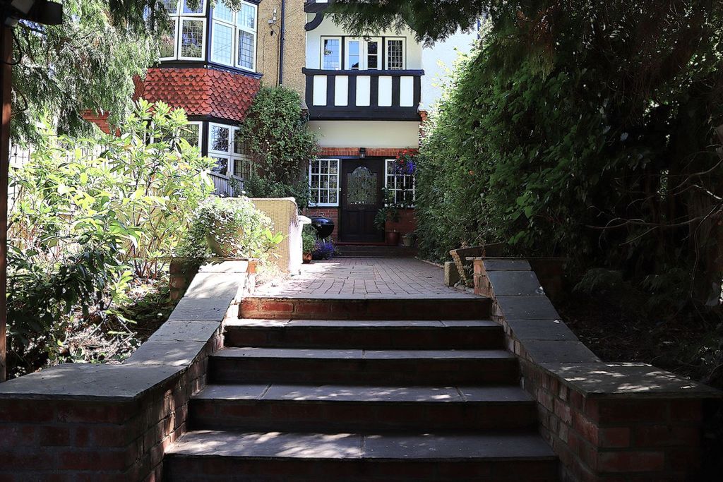 Property photo 2 of 34