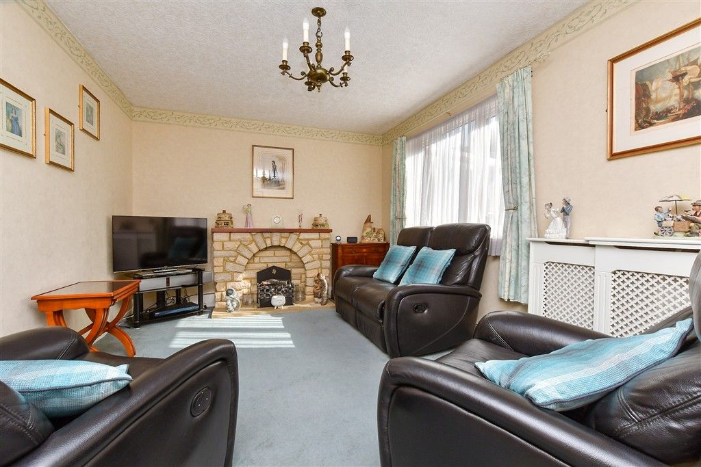 Property photo 3 of 13 Lounge