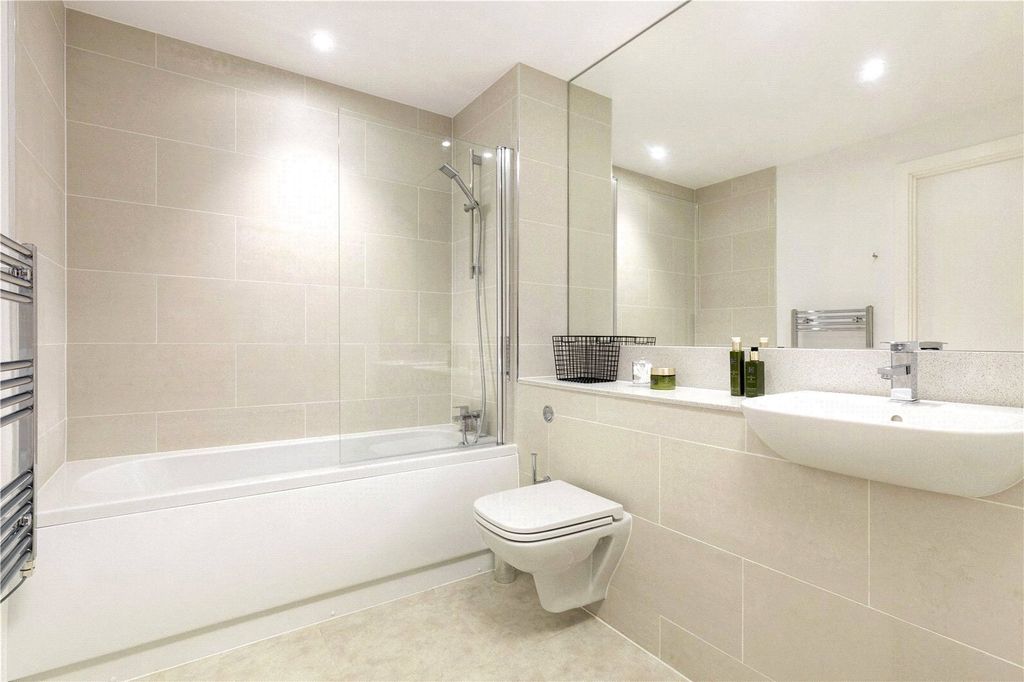 Property photo 3 of 9 Bathroom