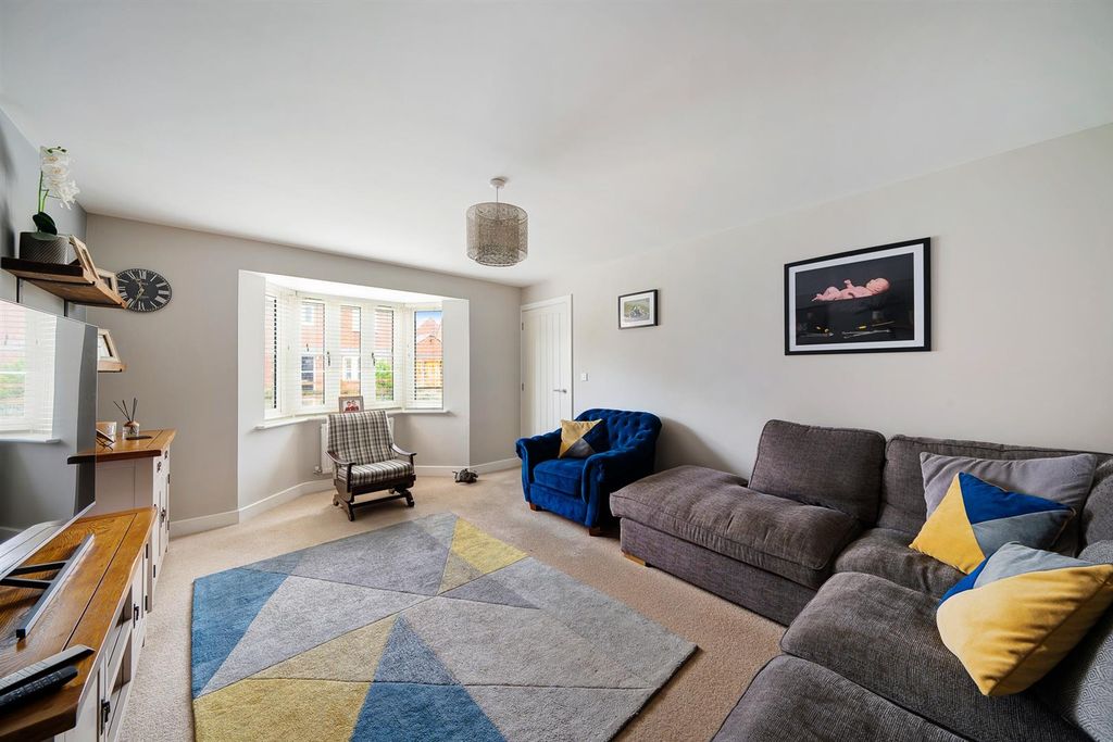 Property photo 3 of 21 Lounge 2.Jpg