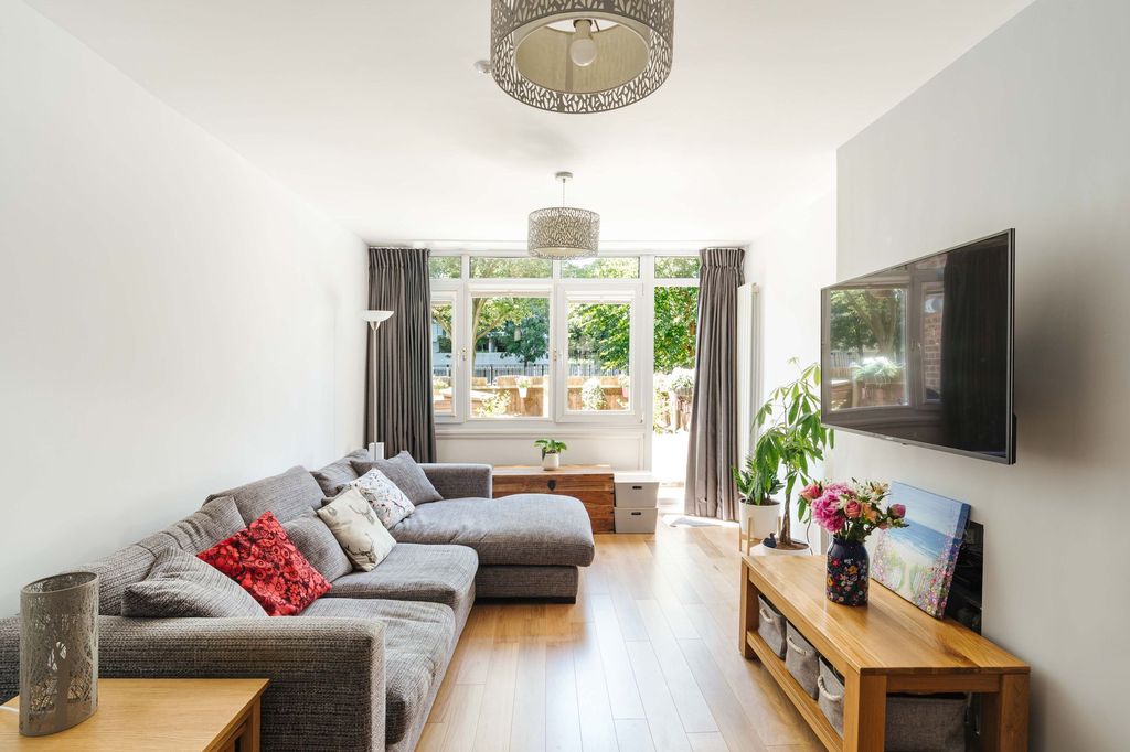 Property photo 1 of 12 Lysander House E2