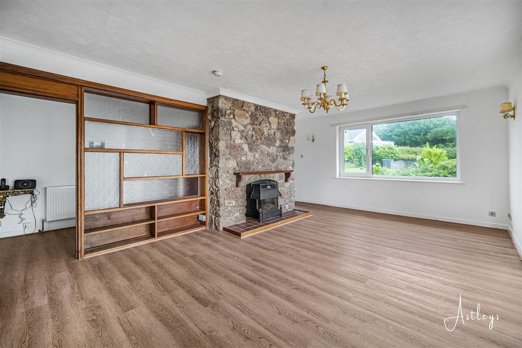 Property photo 2 of 38 Sitting Room