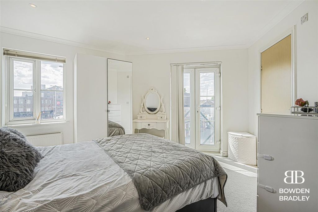 Property photo 2 of 20 Bedroom