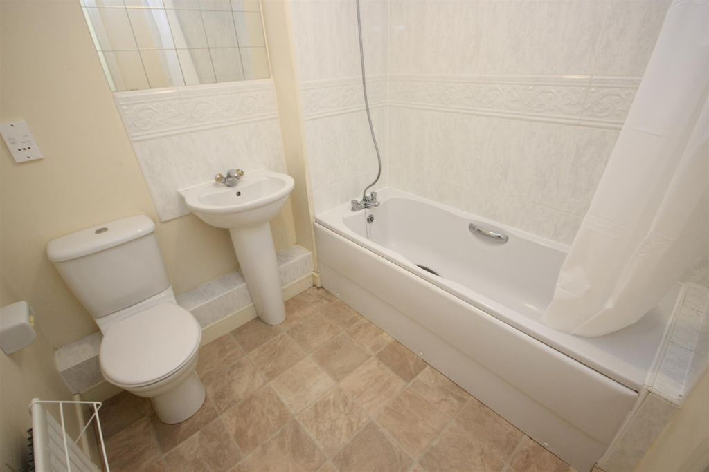 Property photo 3 of 8 Bathroom.Jpg