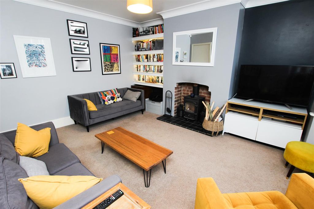 Property photo 3 of 27 Lounge