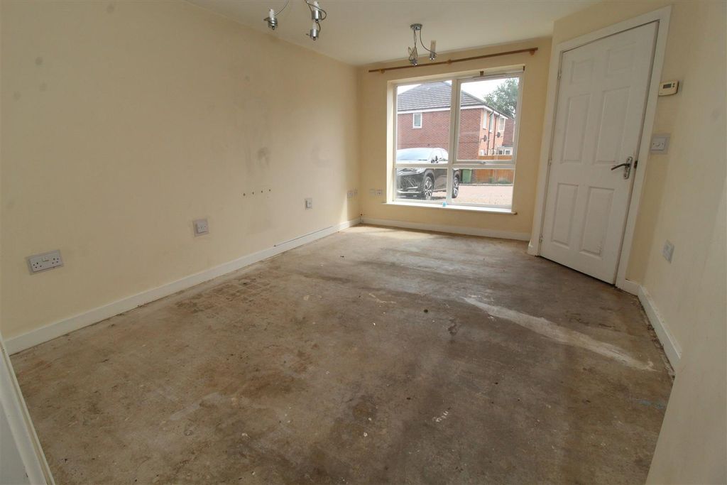 Property photo 3 of 14 Lounge
