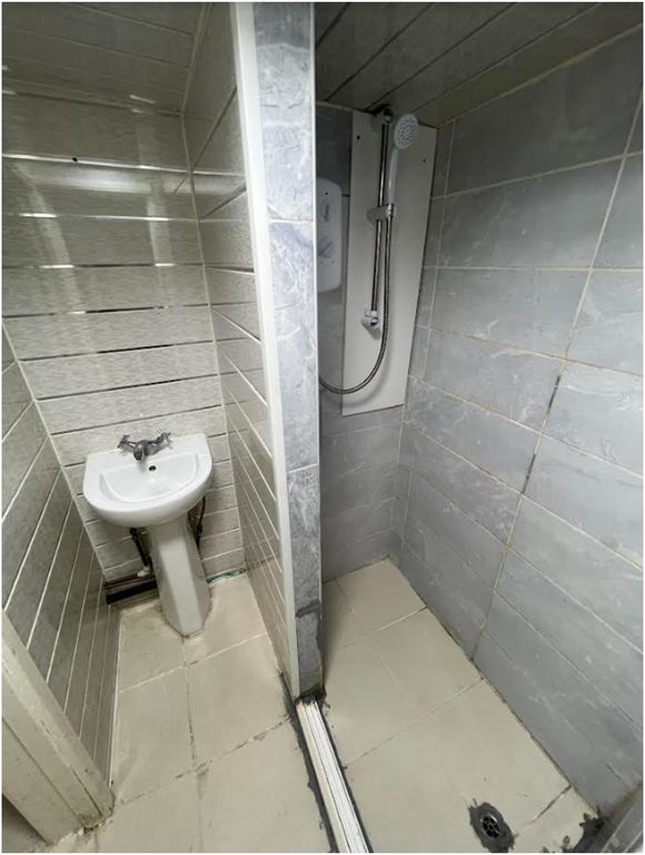 Property photo 3 of 4 Bedsit