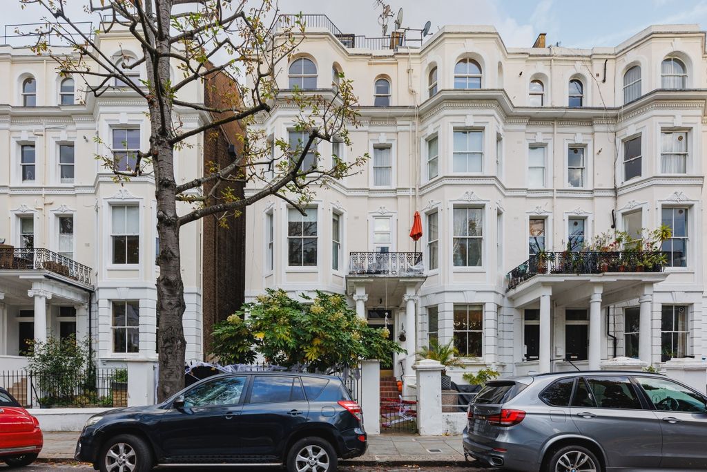 Property photo 1 of 16 Colville Gardens ...