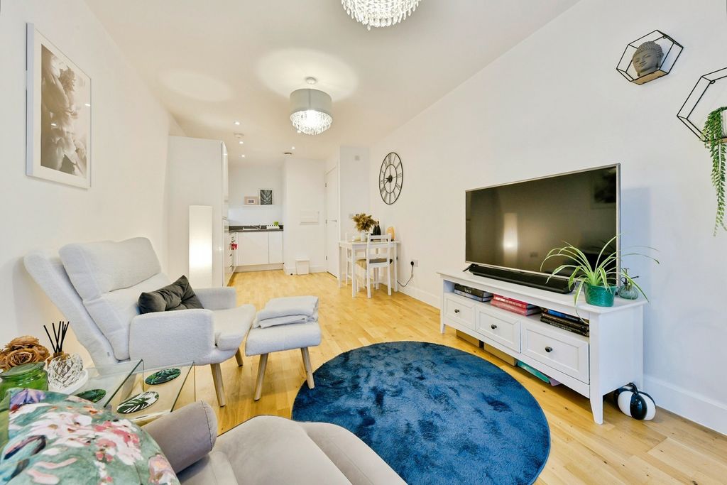 Property photo 2 of 18 Lounge