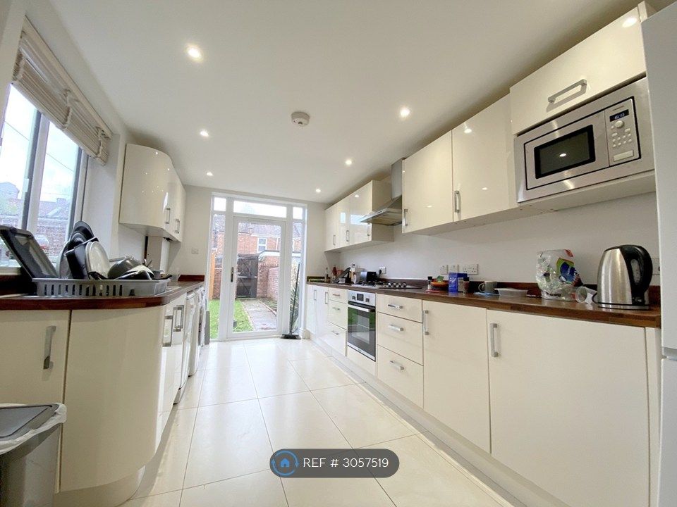 Property photo 1 of 11 Kitchen
