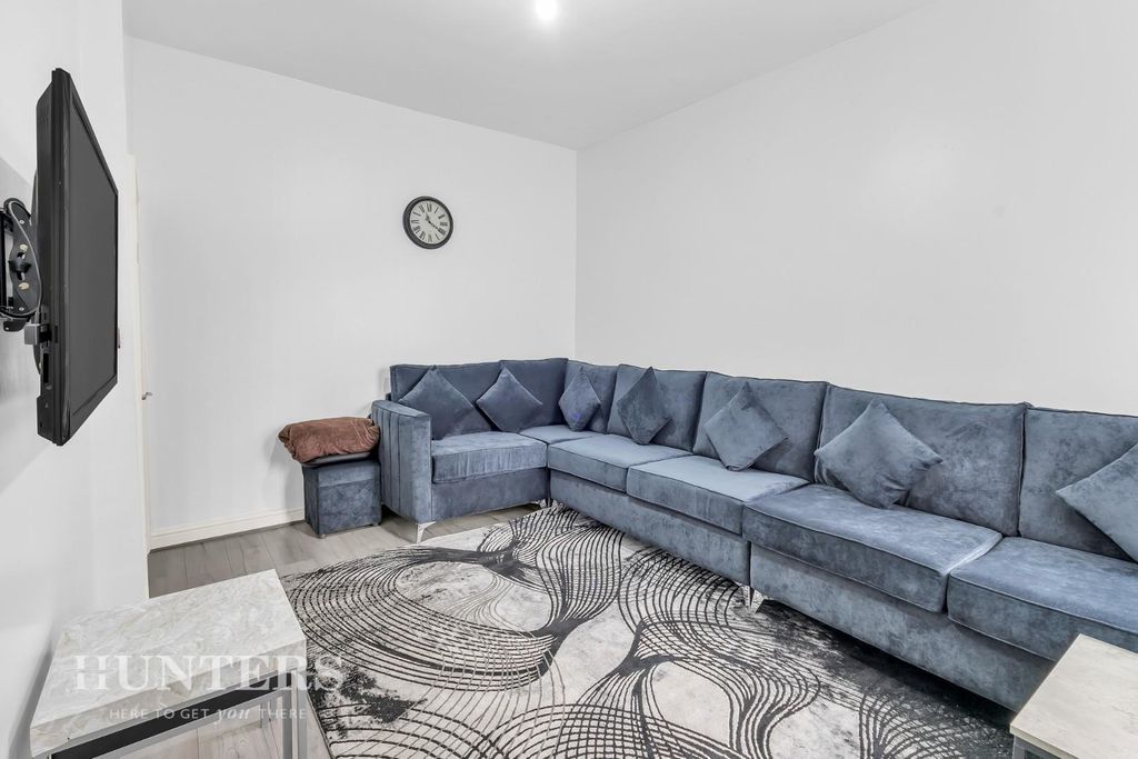 Property photo 3 of 23 Lounge