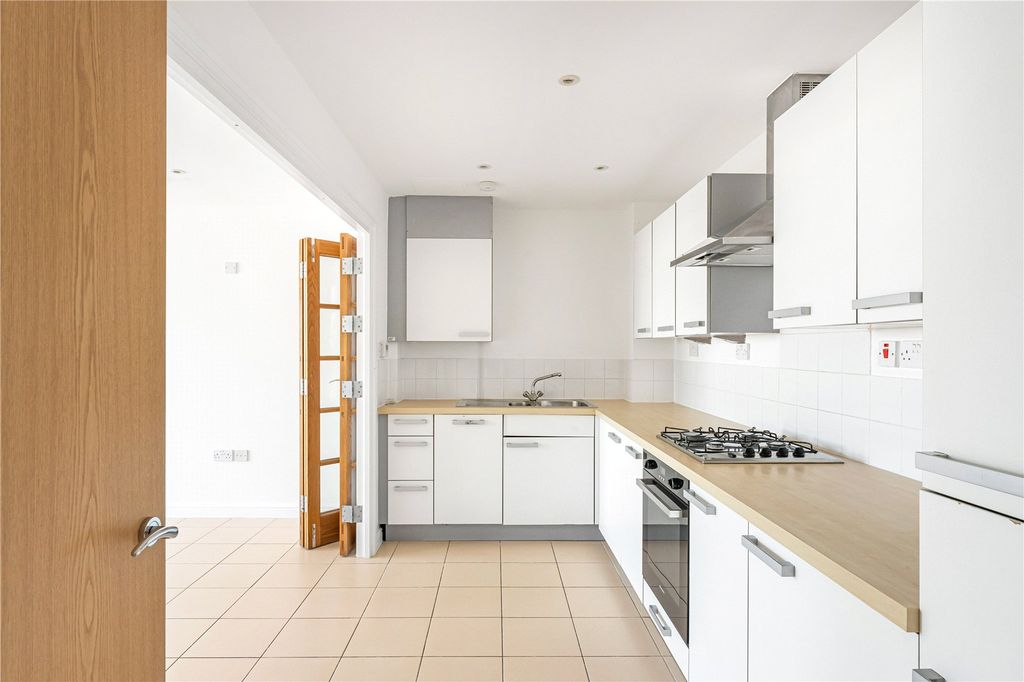 Property photo 3 of 18 Reception/Kitchen