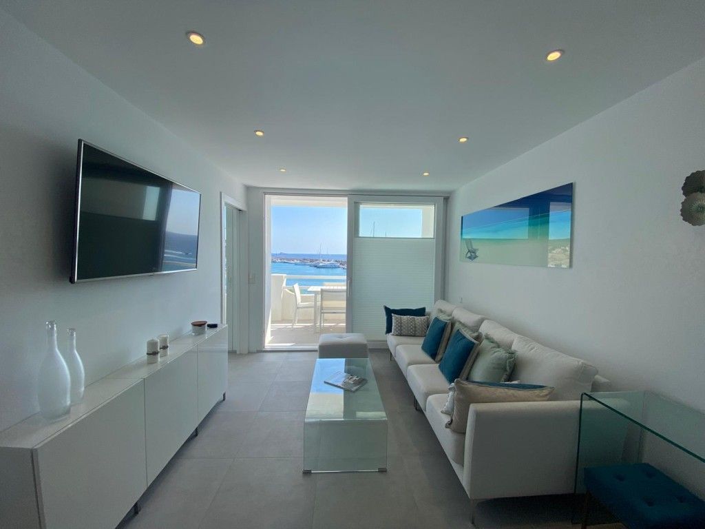 Property photo 3 of 17 Living (2)