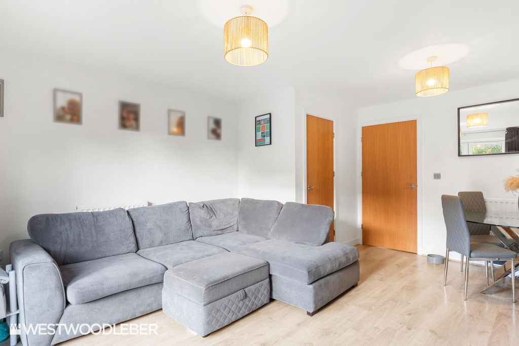 Property photo 3 of 18 Cornwellclose_14.Jpg