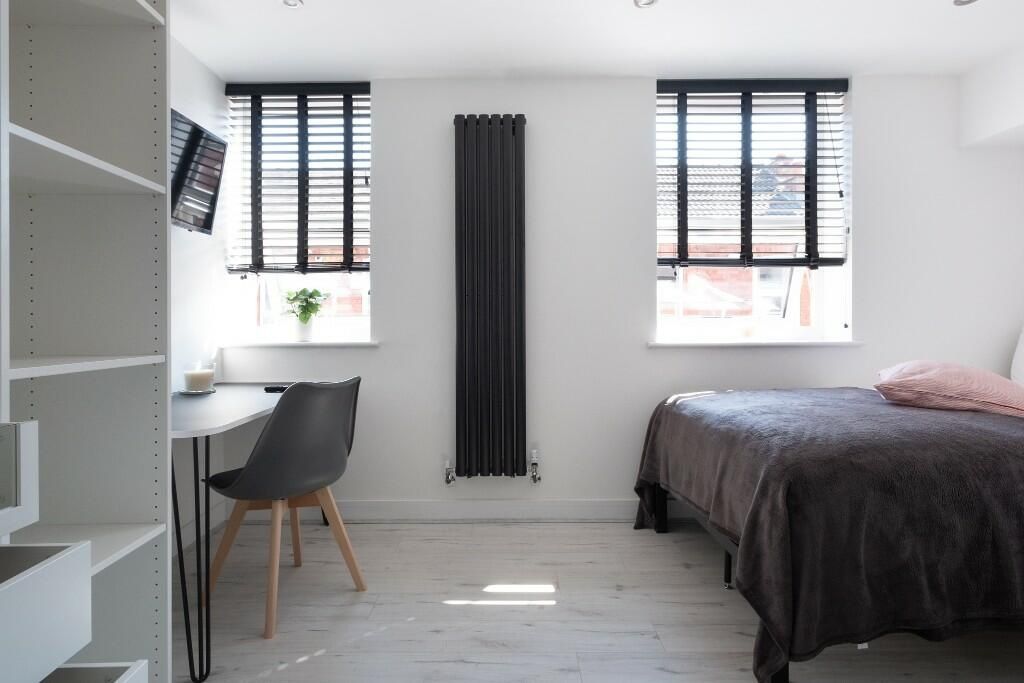 Property photo 2 of 15 Bright, Modern Double Bedroom With Twin Windows, A...