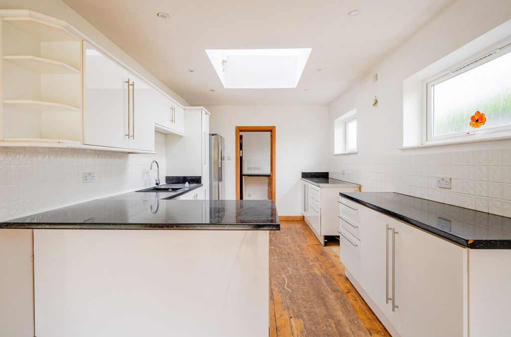 Property photo 2 of 16 1535113-11-1A12Ff...
