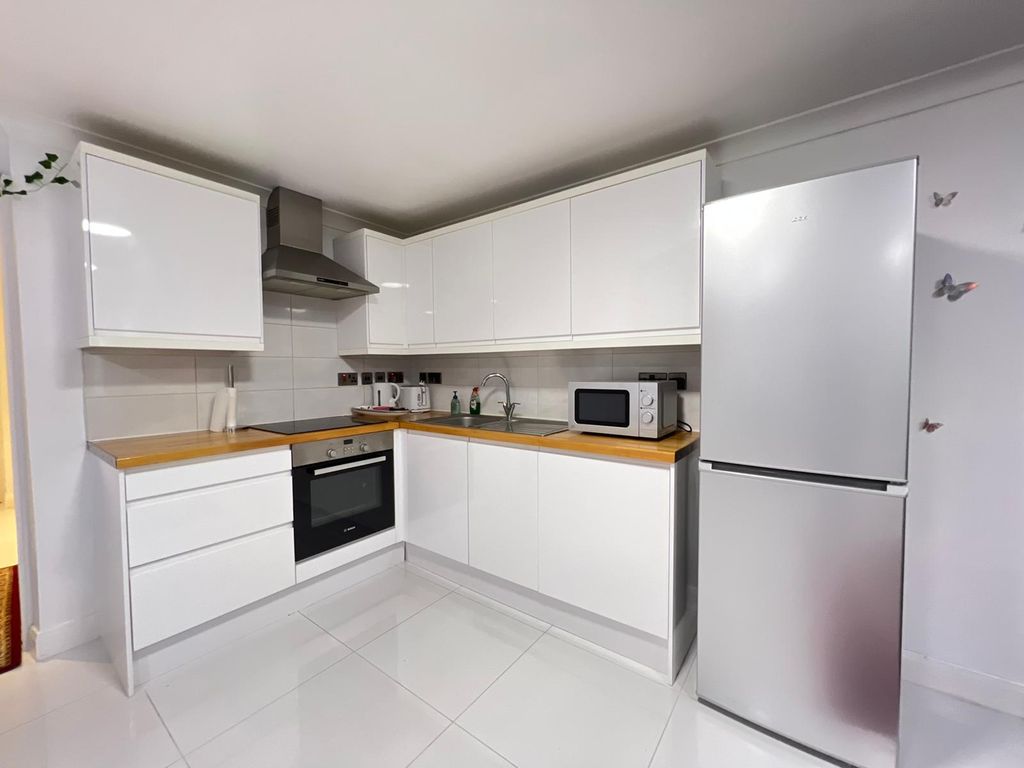 Property photo 1 of 8 3 Bed Flat To Rent , Hounslow Tw3