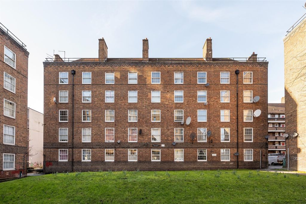 Property photo 2 of 16 Pembury Road, E5