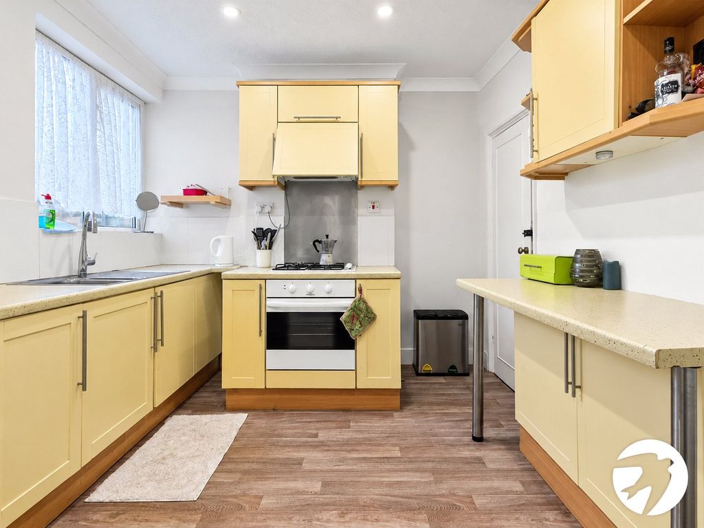 Property photo 3 of 9 Kitchen