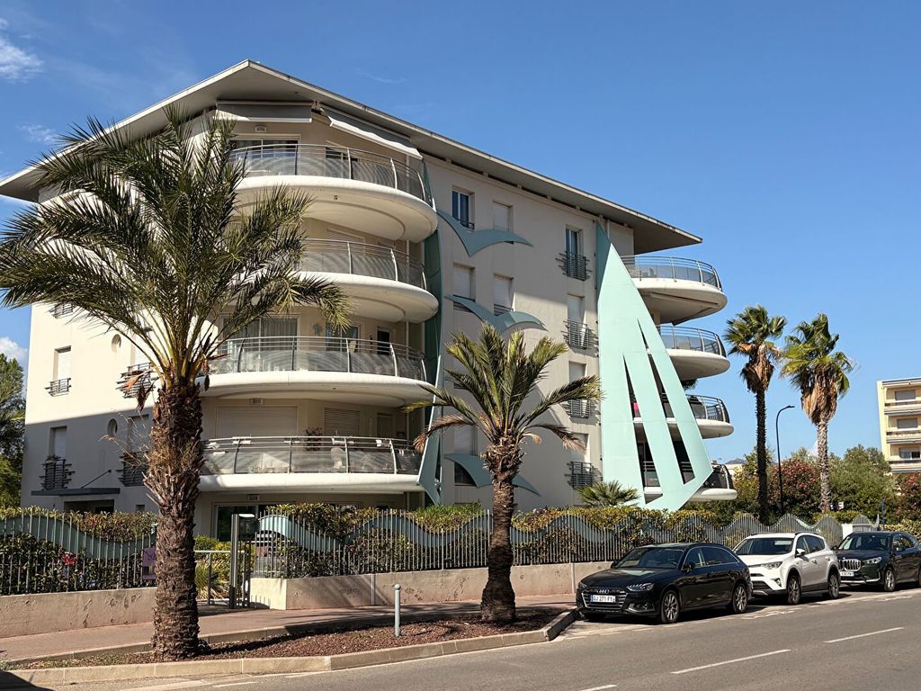 Property photo 1 of 9 For Sale In Fréjus Beach: 4-Room Apartment, 96 Sqm, Top Floor, 100 m From The Beach