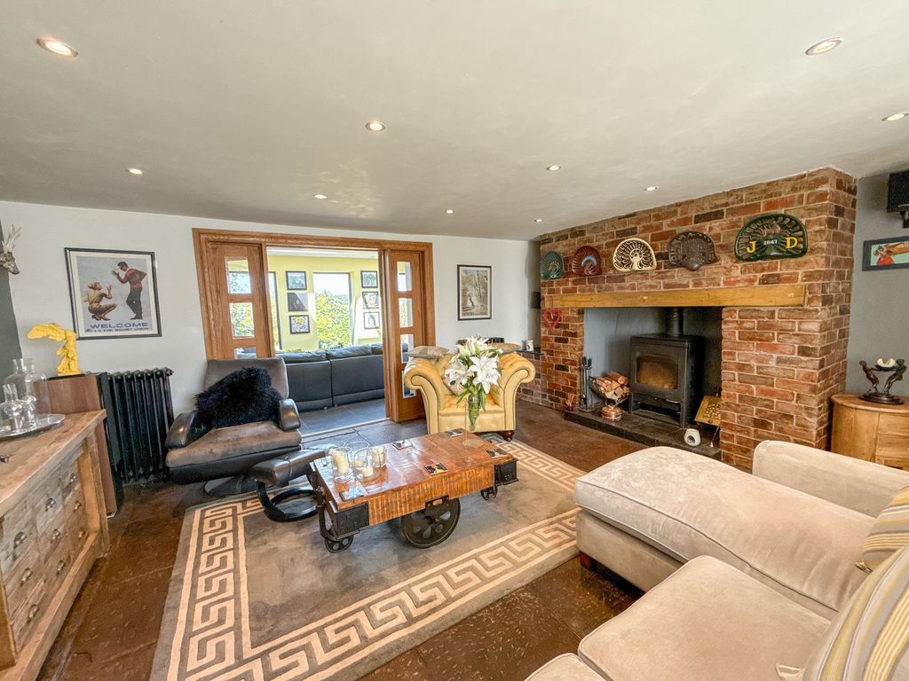 Property photo 2 of 15 Lounge