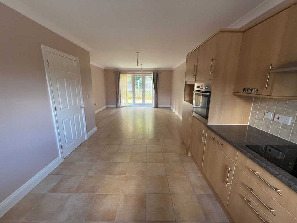 Property photo 3 of 12 Kitchen