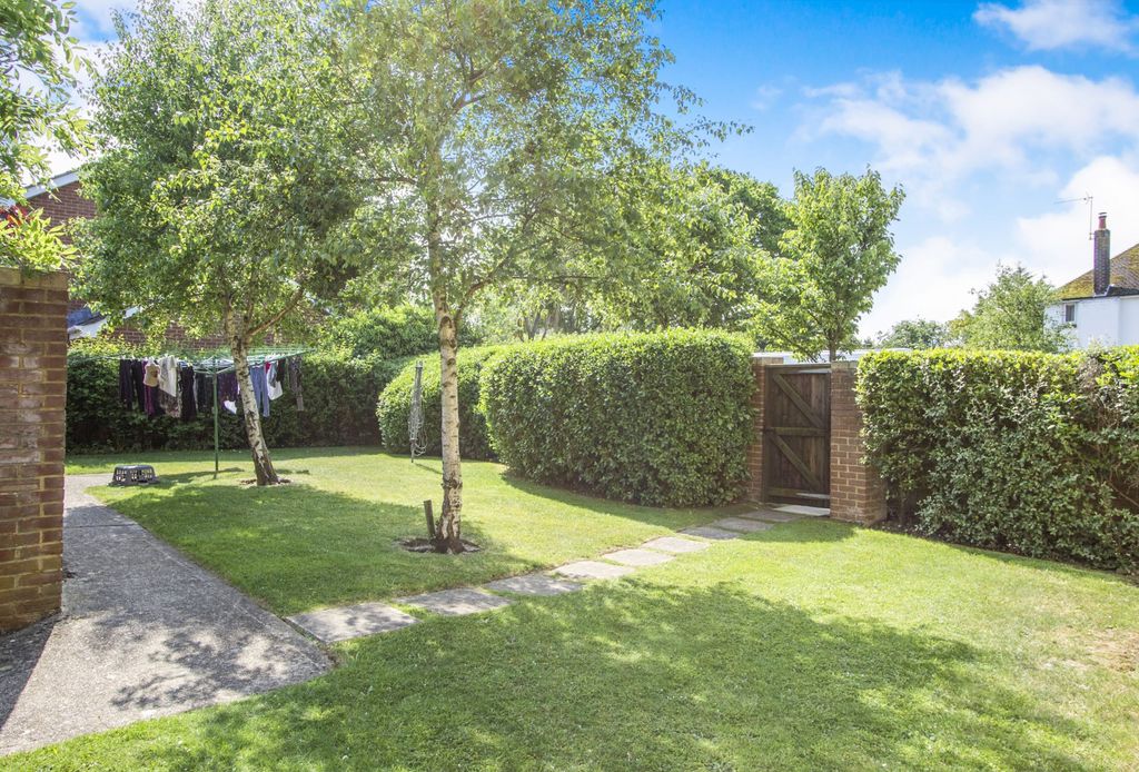 Property photo 2 of 8 Communal Gardens (Ma