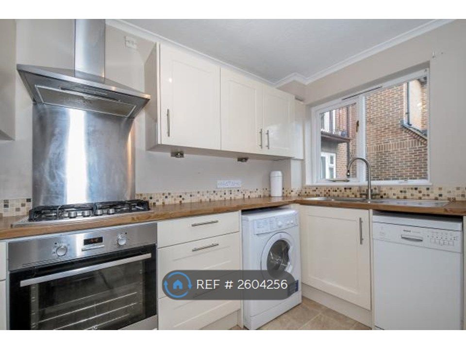 Property photo 3 of 11 Kitchen