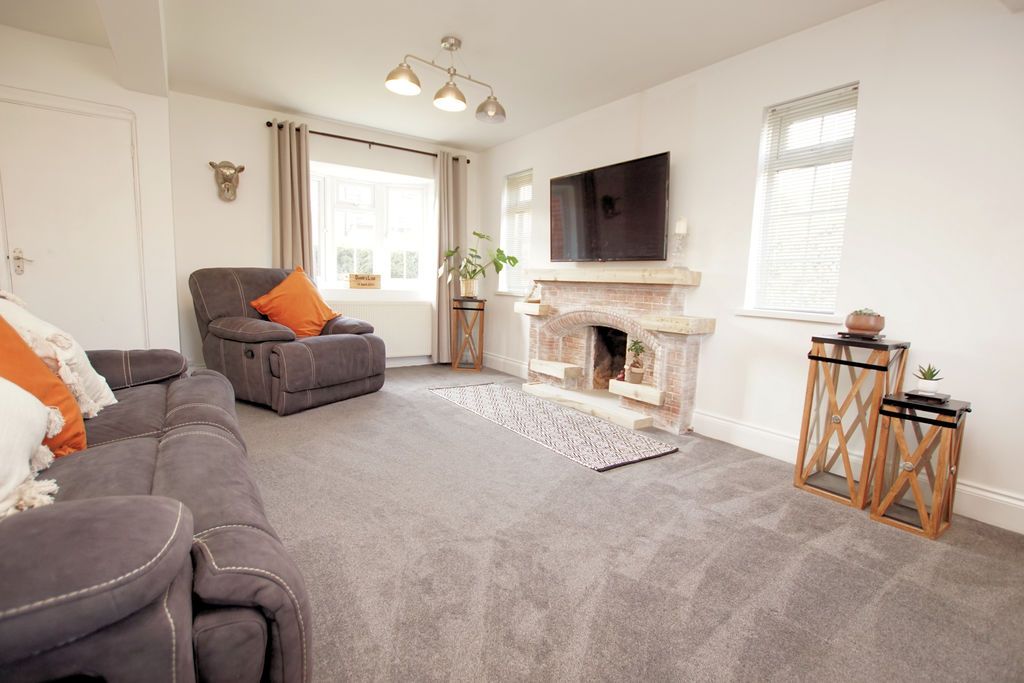 Property photo 2 of 19 Lounge/Dining Room