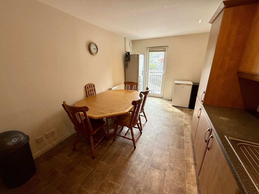 Property photo 3 of 18 Kitchen