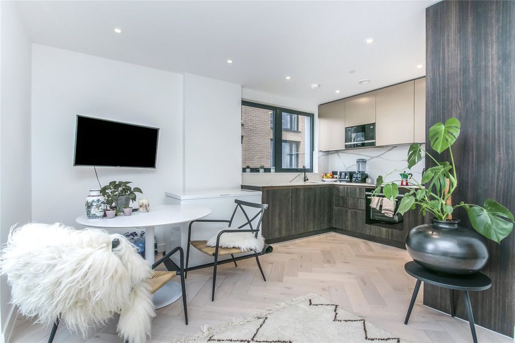 Property photo 1 of 16 Reception/Kitchen