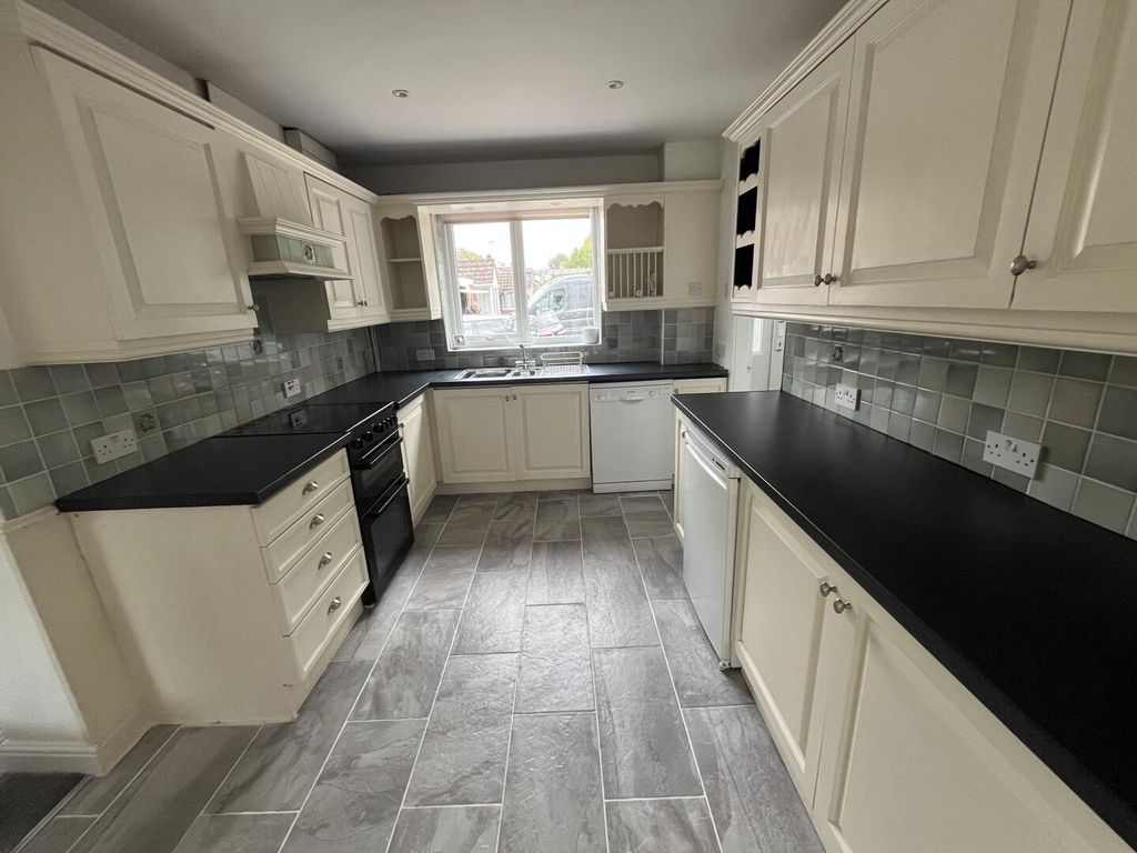 Property photo 3 of 20 Kitchen