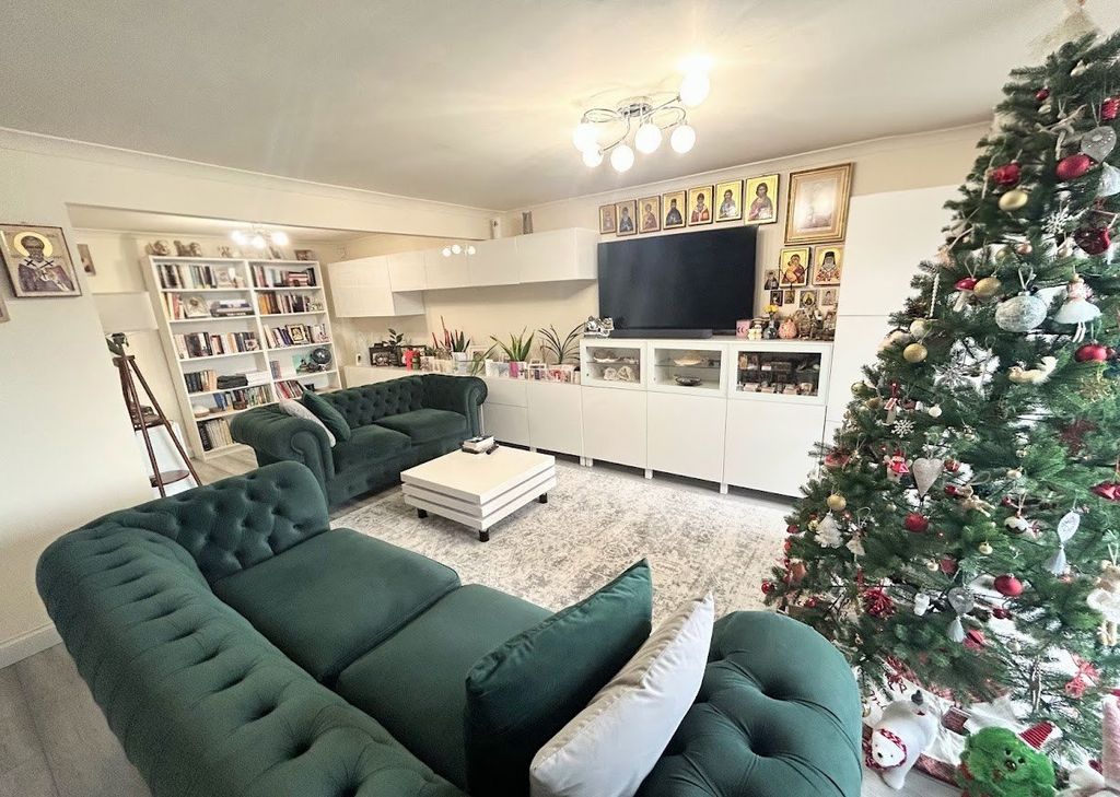 Property photo 2 of 25 Lounge